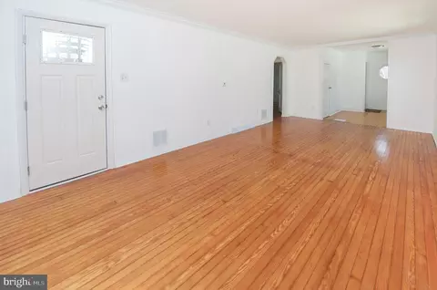 Living - 827 Lincoln Ave, Pitman, NJ 08071 photo 4 of 4