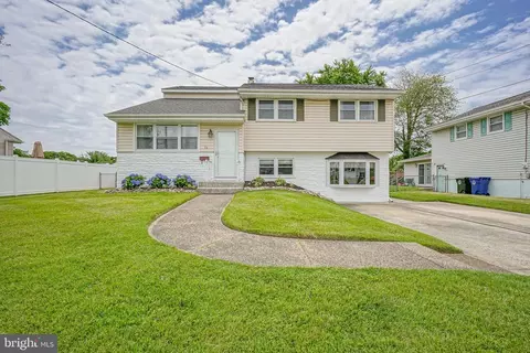 16 Hickory Rd, West Deptford, NJ 08096