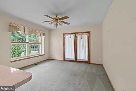 Living - 400 Village Ct, Mickleton, NJ 08056 photo 4 of 6
