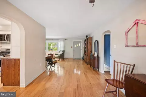 Entry Way - 210 Lakeside Ave, Pitman, NJ 08071 photo 3 of 5