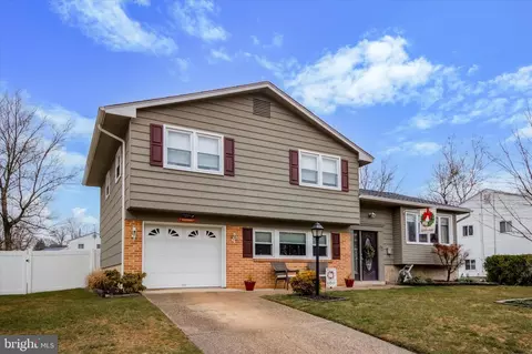 63 Greenwood Dr, Blackwood, NJ 08012