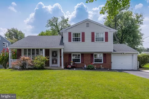 137 Whitman Dr, Blackwood, NJ 08012