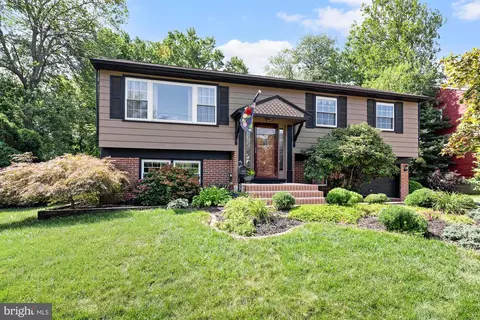 52 Greenwood Dr, Blackwood, NJ 08012