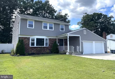910 Howe Dr, Blackwood, NJ 08012