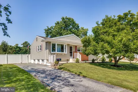 33 Sherwood Dr, Blackwood, NJ 08012