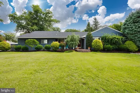 8 Old Oak Rd, Mickleton, NJ 08056