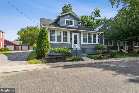 27 Center St, Westville, NJ 08093