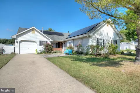 108 Champagne Dr, Swedesboro, NJ 08085
