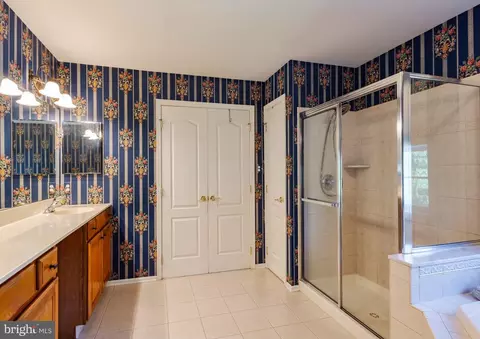Bath - 709 Devonshire Dr, Williamstown, NJ 08094 photo 2 of 4