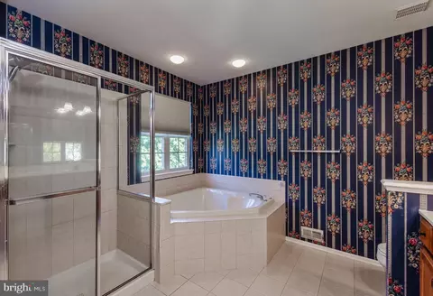 Bath - 709 Devonshire Dr, Williamstown, NJ 08094 photo 1 of 4