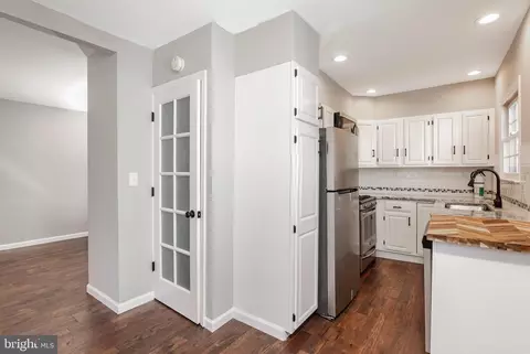 Entry Way - 338 Legion Ct, Pitman, NJ 08071 photo 3 of 5