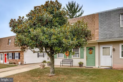 11 Fomalhaut Ct, Blackwood, NJ 08012