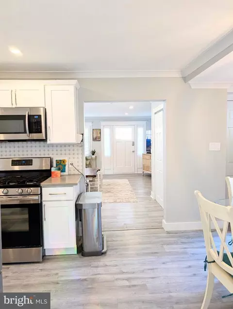 Entry Way - 102 4th Ave, Pitman, NJ 08071 photo 4 of 7