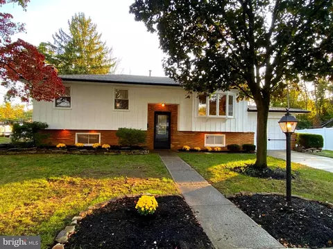 8 Hyannis Ave, Blackwood, NJ 08012