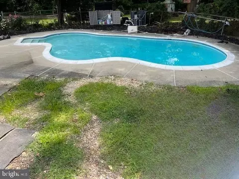 68 Greenwood Dr, Blackwood, NJ 08012