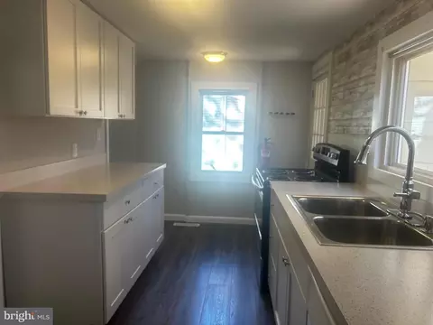 Entry Way - 106 9th Ave, Pitman, NJ 08071 photo 2 of 3