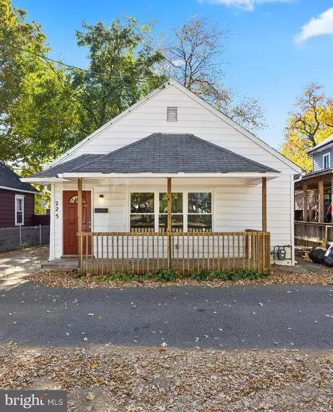 225 Hoffman Ave, Paulsboro, NJ 08066