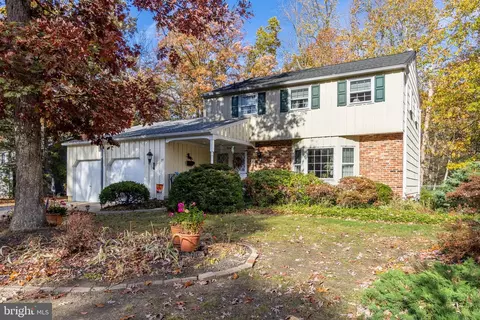 24 Bridge Dr, Blackwood, NJ 08012