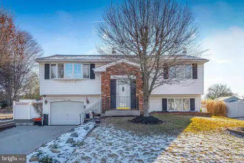 318 Meadowcroft Rd, West Deptford, NJ 08096