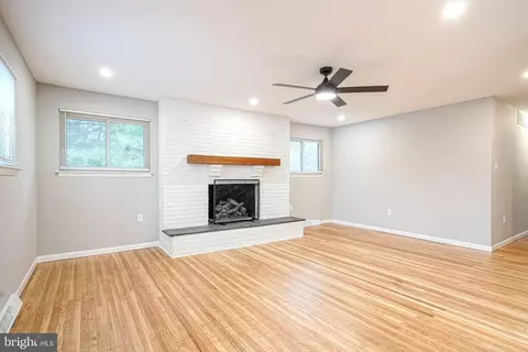 Living - 507 Boundary Rd, Pitman, NJ 08071 photo 2 of 6