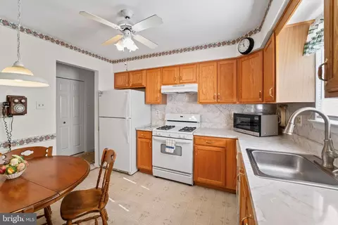Kitchen - 404 Village Ct, Mickleton, NJ 08056 photo 2 of 2