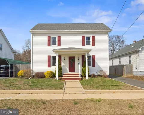 27 W Broad St, Gibbstown, NJ 08027