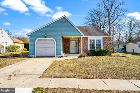 4 Lakebridge Dr, Deptford, NJ 08096