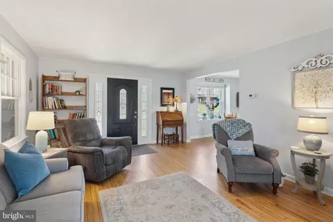 Entry Way - 161 Esplanade Ave, Pitman, NJ 08071 photo 2 of 5