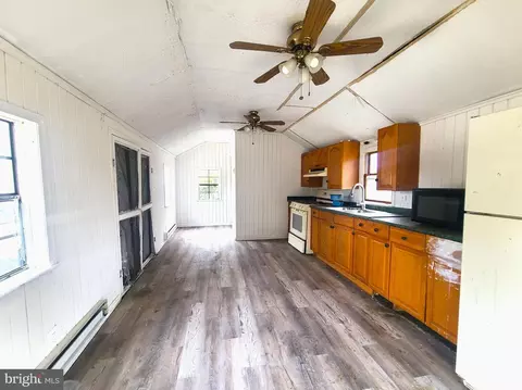 Entry Way - 76 W Tomlin Sta, Mickleton, NJ 08056 photo 3 of 5