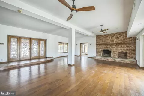 Living - 76 W Tomlin Sta, Mickleton, NJ 08056 photo 2 of 5