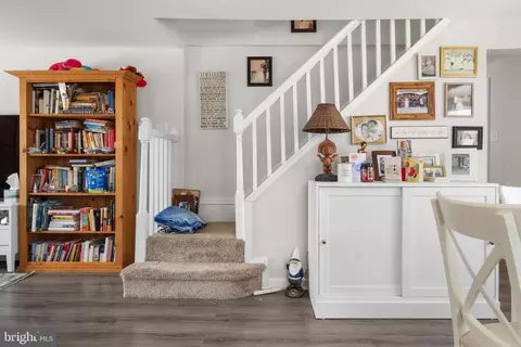 Entry Way - 231 West Ave, Pitman, NJ 08071 photo 4 of 8