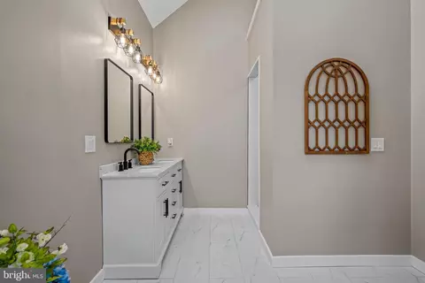 Entry Way - 123 W Tomlin Station Rd, Mickleton, NJ 08056 photo 11 of 13