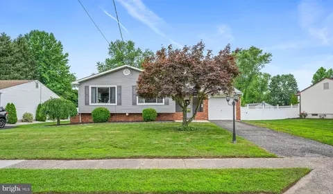 18 Forrest Dr, Turnersville, NJ 08012