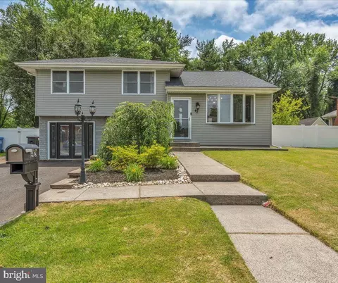 42 Ash Ave, West Deptford, NJ 08096