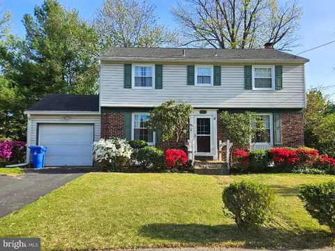 204 Lakeside Dr, Glassboro, NJ 08028