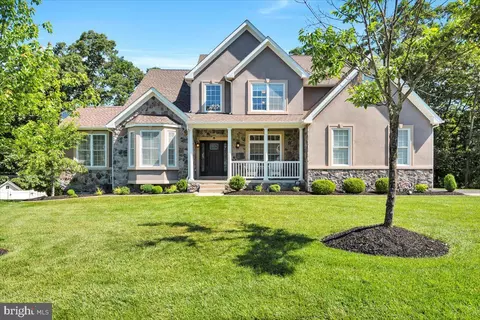 8 Stony Brook Ct, Sicklerville, NJ 08081