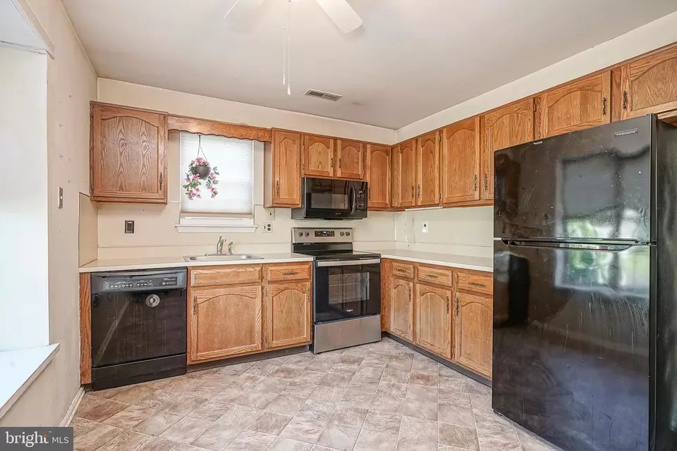 Kitchen - 144 Lakebridge Dr, Deptford, NJ 08096 photo 2 of 2