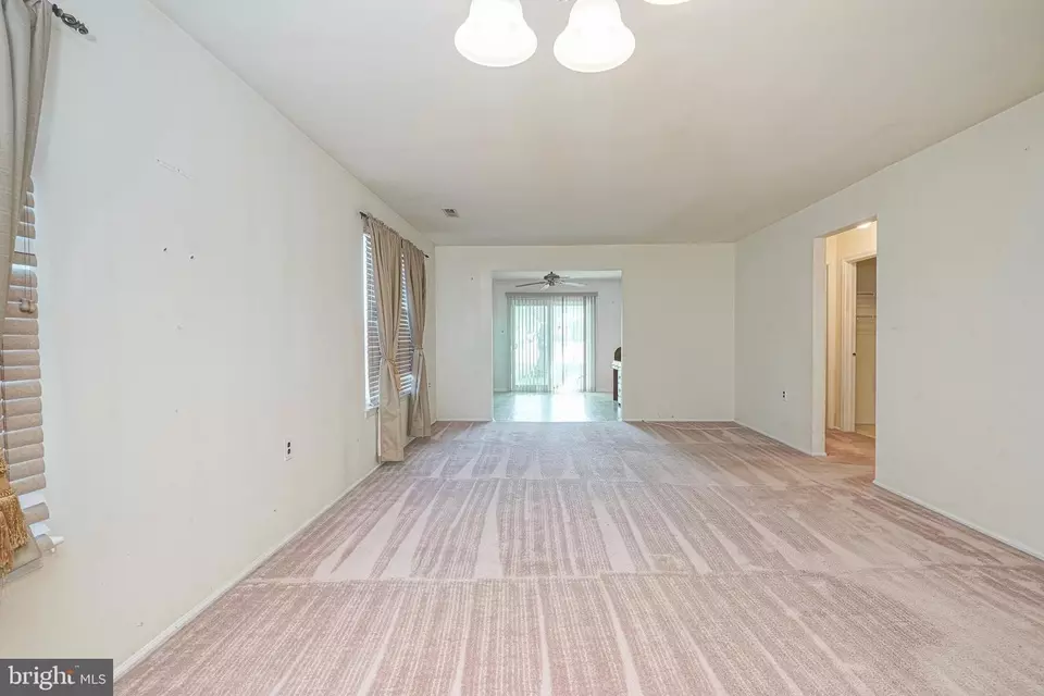 Living - 144 Lakebridge Dr, Deptford, NJ 08096 photo 2 of 4