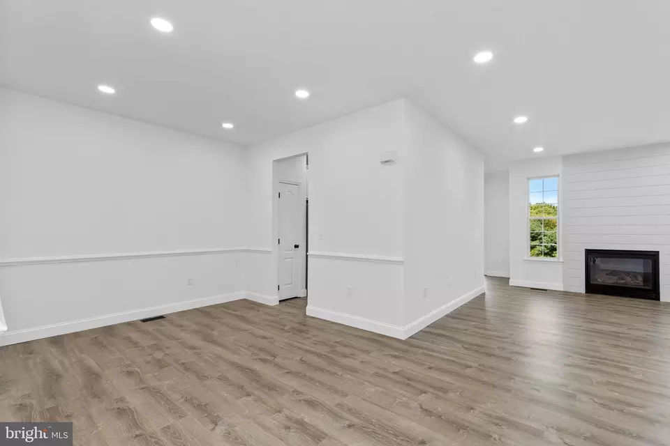 Living - 1091 Buckingham Dr, West Deptford, NJ 08086 photo 4 of 5