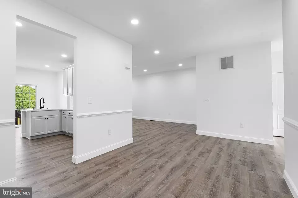 Entry Way - 1091 Buckingham Dr, West Deptford, NJ 08086 photo 4 of 14