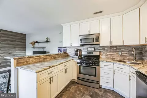 35 Tarragon Ct, West Deptford, NJ 08086