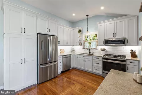 52 Pleasant Vly, West Deptford, NJ 08096