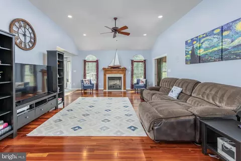 Living - 310 Patsy Ct, West Deptford, NJ 08066 photo 2 of 3
