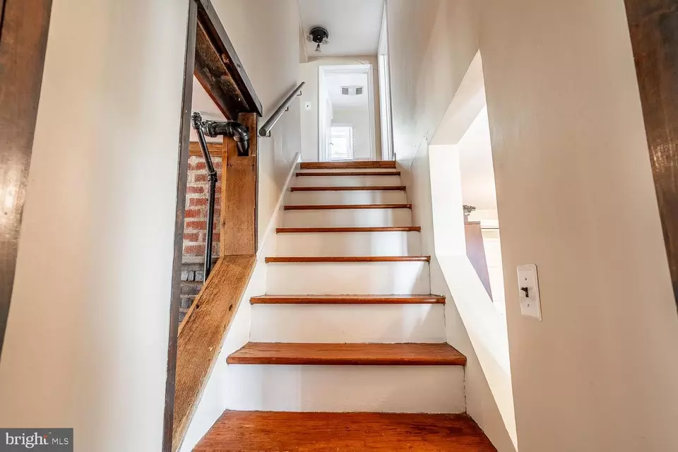 Entry Way - 3 S Bridgeport Rd, Bridgeport, NJ 08014 photo 4 of 12