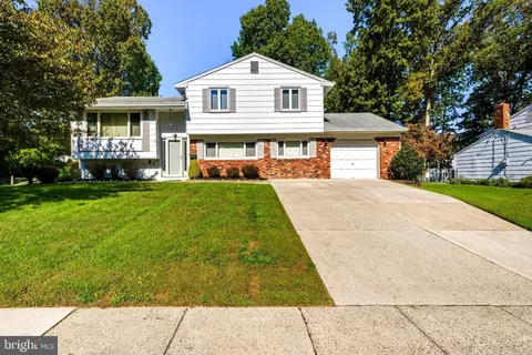 1008 Hancock Dr, Blackwood, NJ 08012