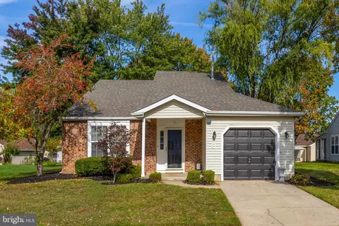 8 Niland Ln, Deptford, NJ 08096