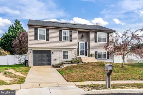 1008 London Cir, Williamstown, NJ 08094