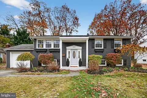 1037 Standish Dr, Blackwood, NJ 08012