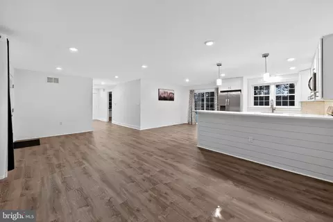 Entry Way - 604 Mckinley Ave, Pitman, NJ 08071 photo 2 of 5