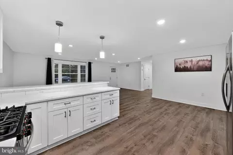 Entry Way - 604 Mckinley Ave, Pitman, NJ 08071 photo 4 of 5